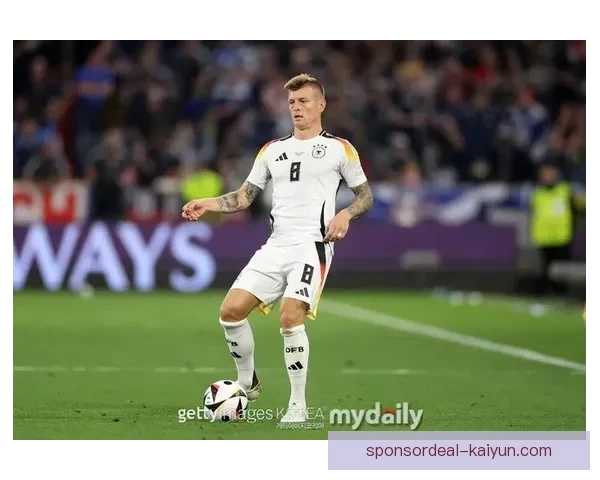 克罗斯中场组织力持续提升，展现出强大的比赛影响力